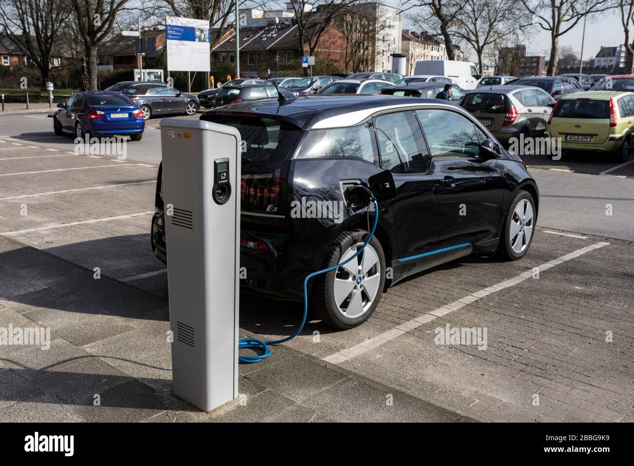 Parcheggio di fronte al municipio di Duisburg con punti di ricarica elettrici. Foto Stock