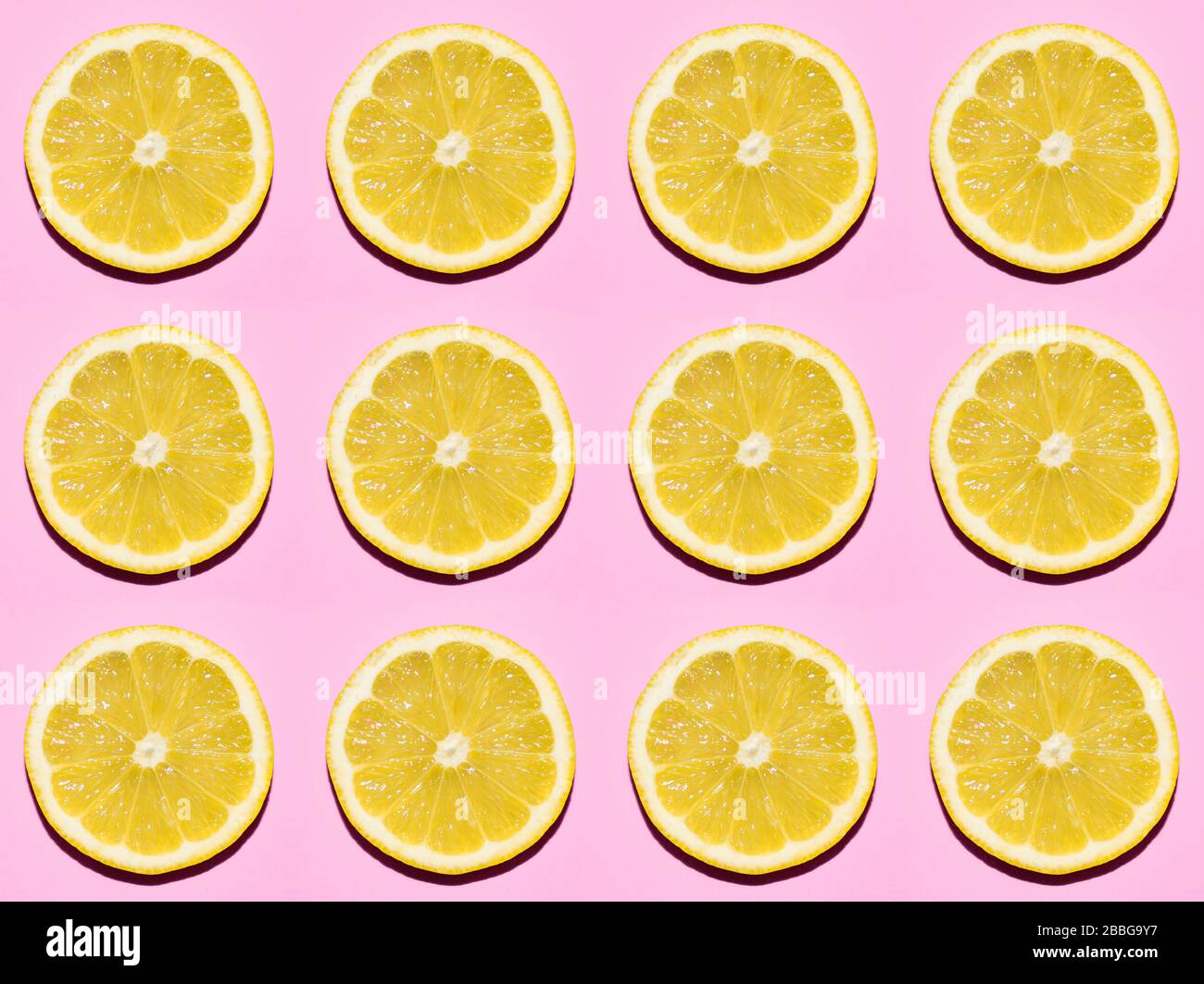Modello di frutta. Fette di limone su sfondo rosa Foto Stock