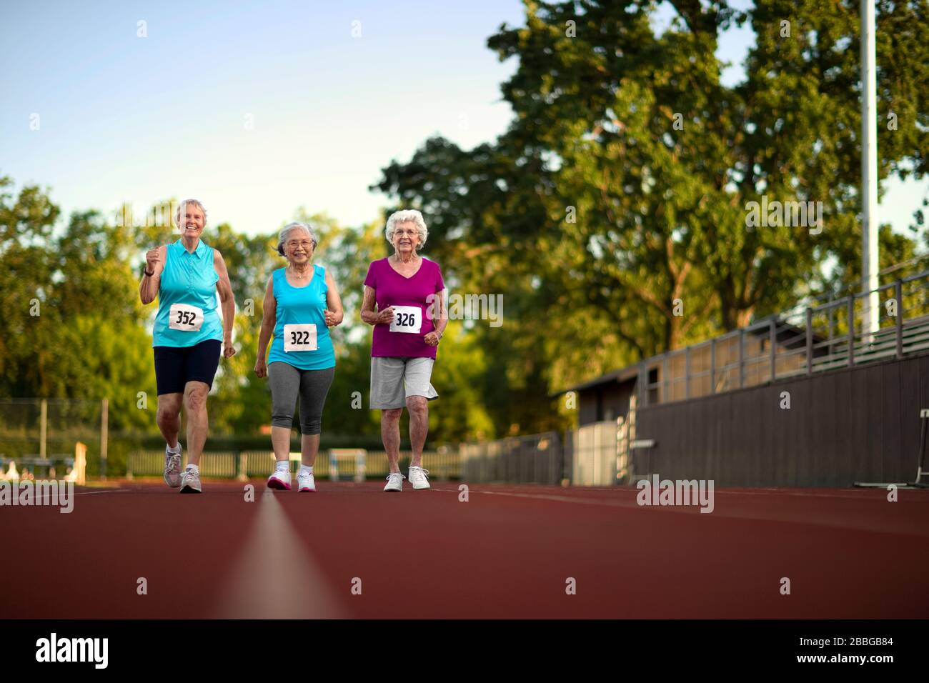 Buone donne anziane che camminano su una pista atletica Foto Stock