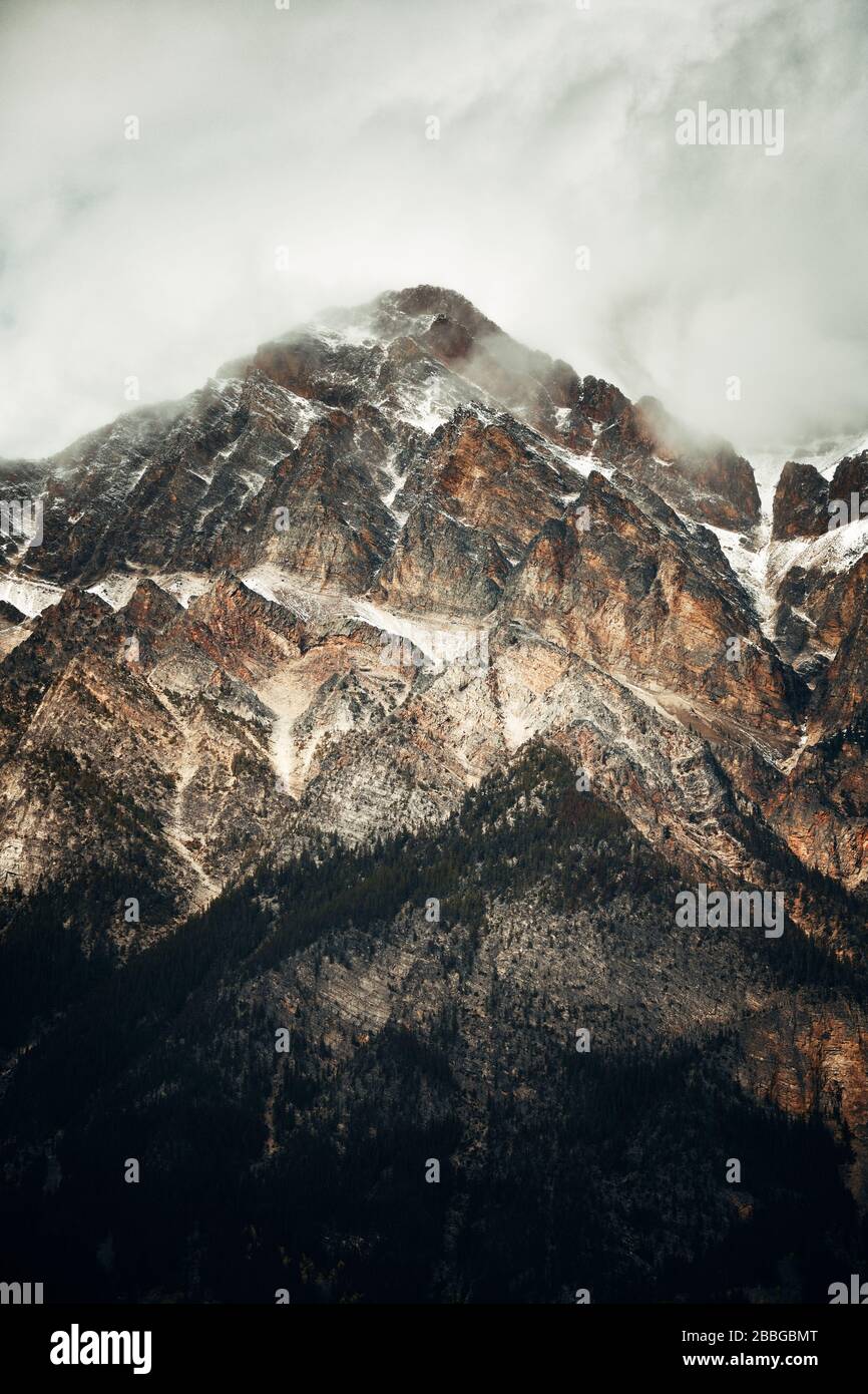 Montagna di neve closeup vista nel Parco Nazionale di Banff in Canada Foto Stock