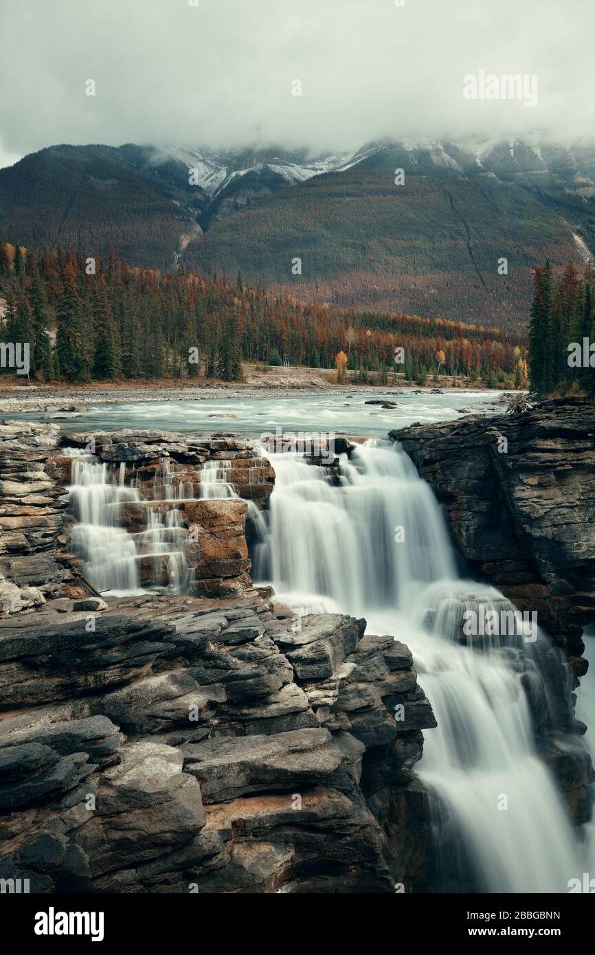 La cascata nel Parco Nazionale di Jasper in Canada Foto Stock