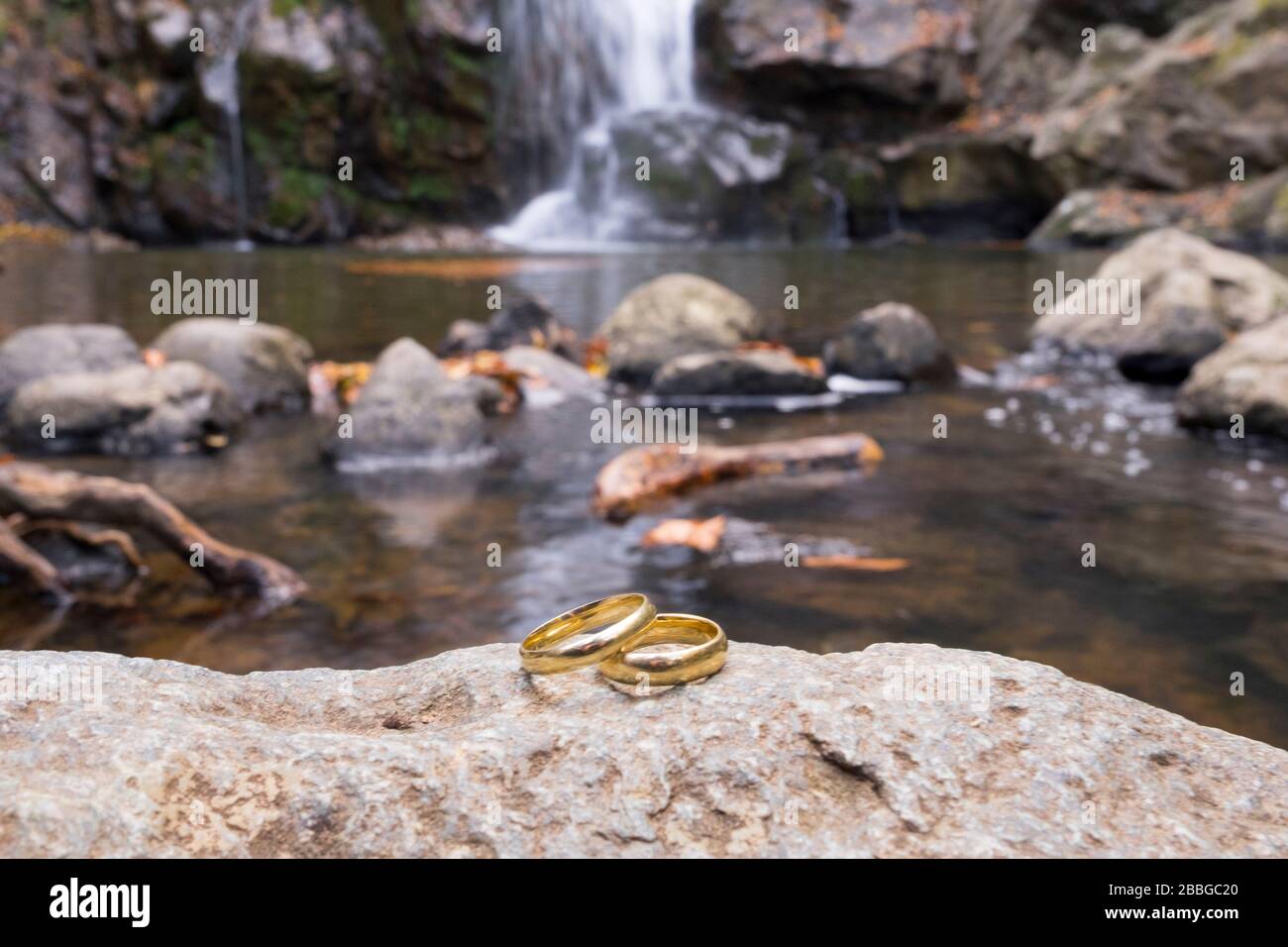 due anelli si ergono su una roccia prima della proposta di amanti l'uno all'altro Foto Stock