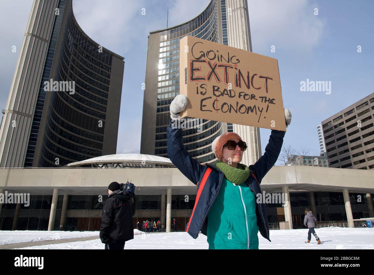 Toronto, Ontario, Canada - 03/01/2019: Le giovani donne hanno un cartello per combattere il cambiamento climatico - riscaldamento globale e ambiente - Focus sul cartello Foto Stock