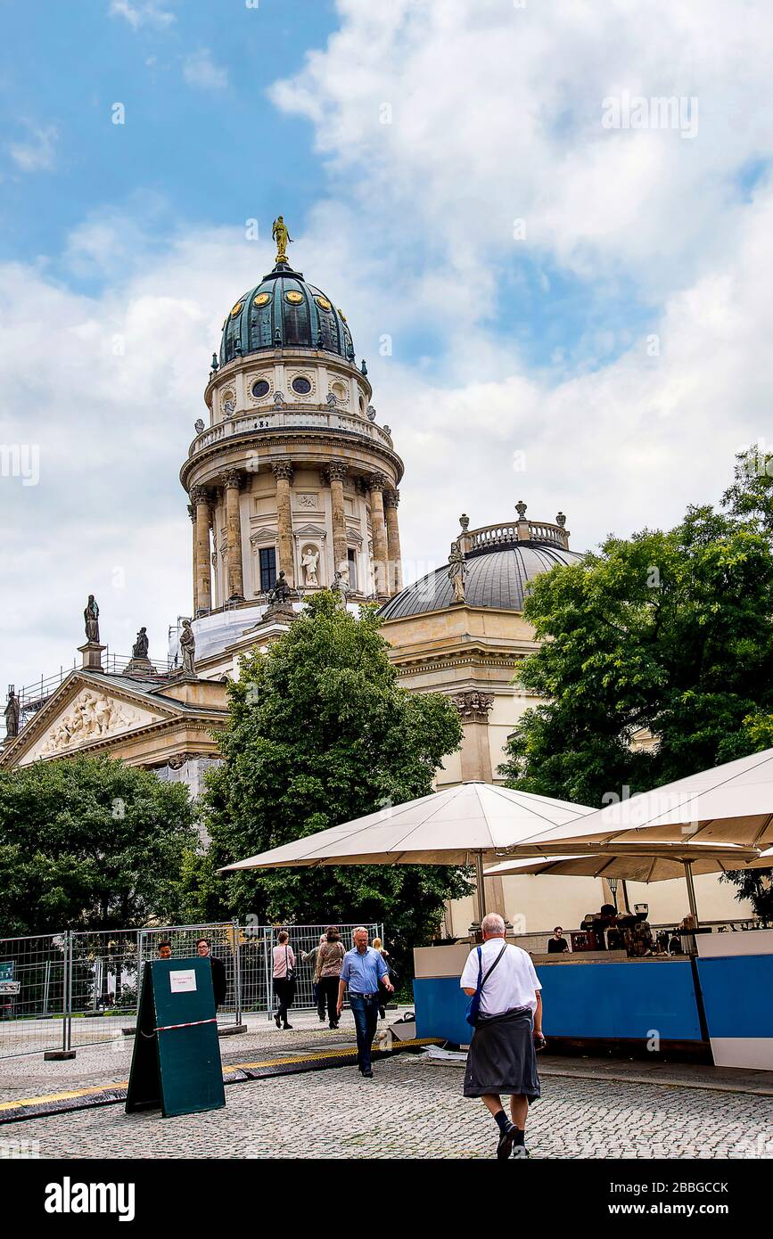 Il Gendarmenmarkt è una piazza di Berlino e ospita un complesso architettonico che comprende la Konzerthaus e le Chiese francesi e tedesche. Foto Stock