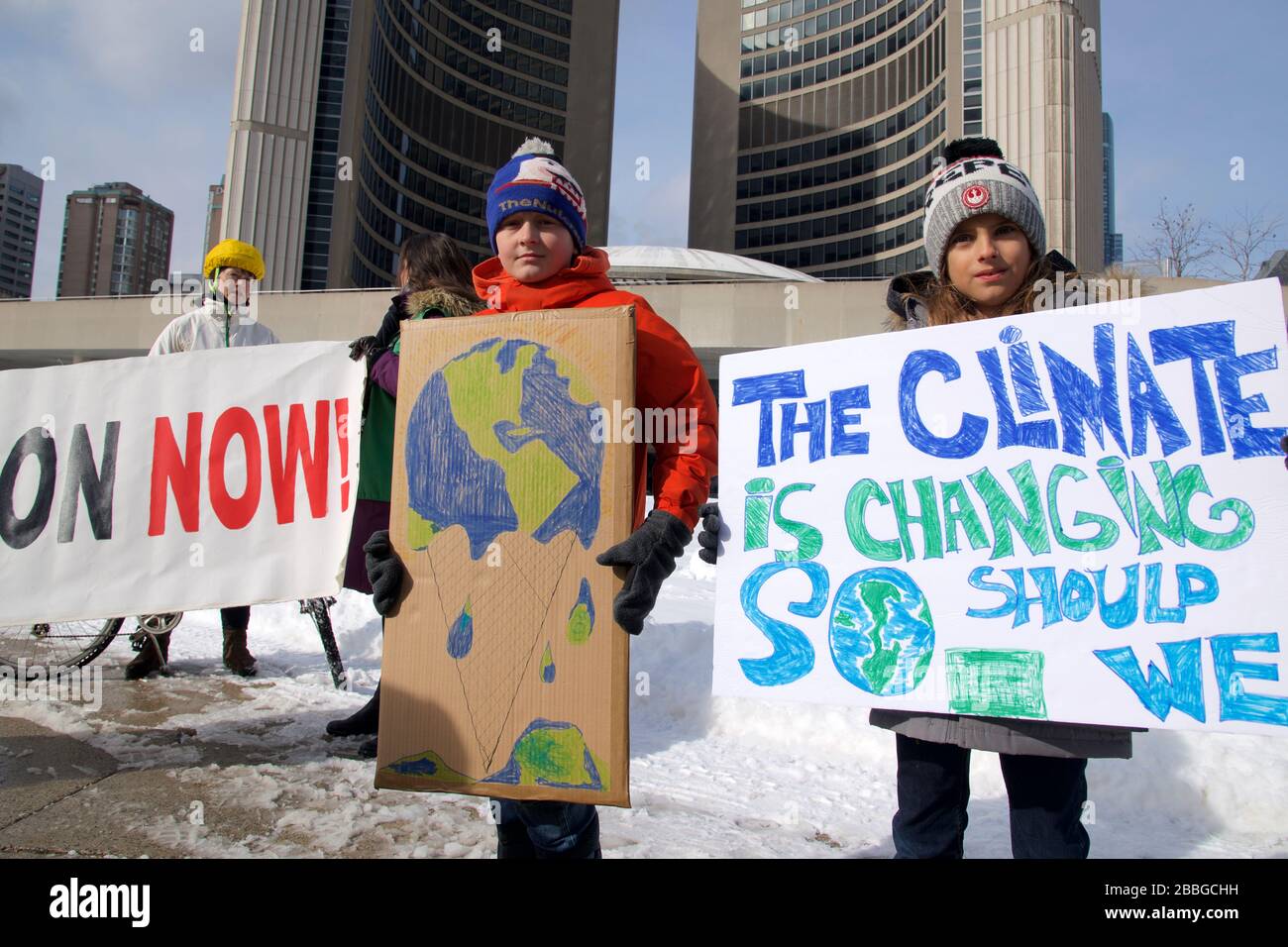 I manifestanti che trasportano cartelloni e striscioni al rally Climate Action Now. Foto Stock