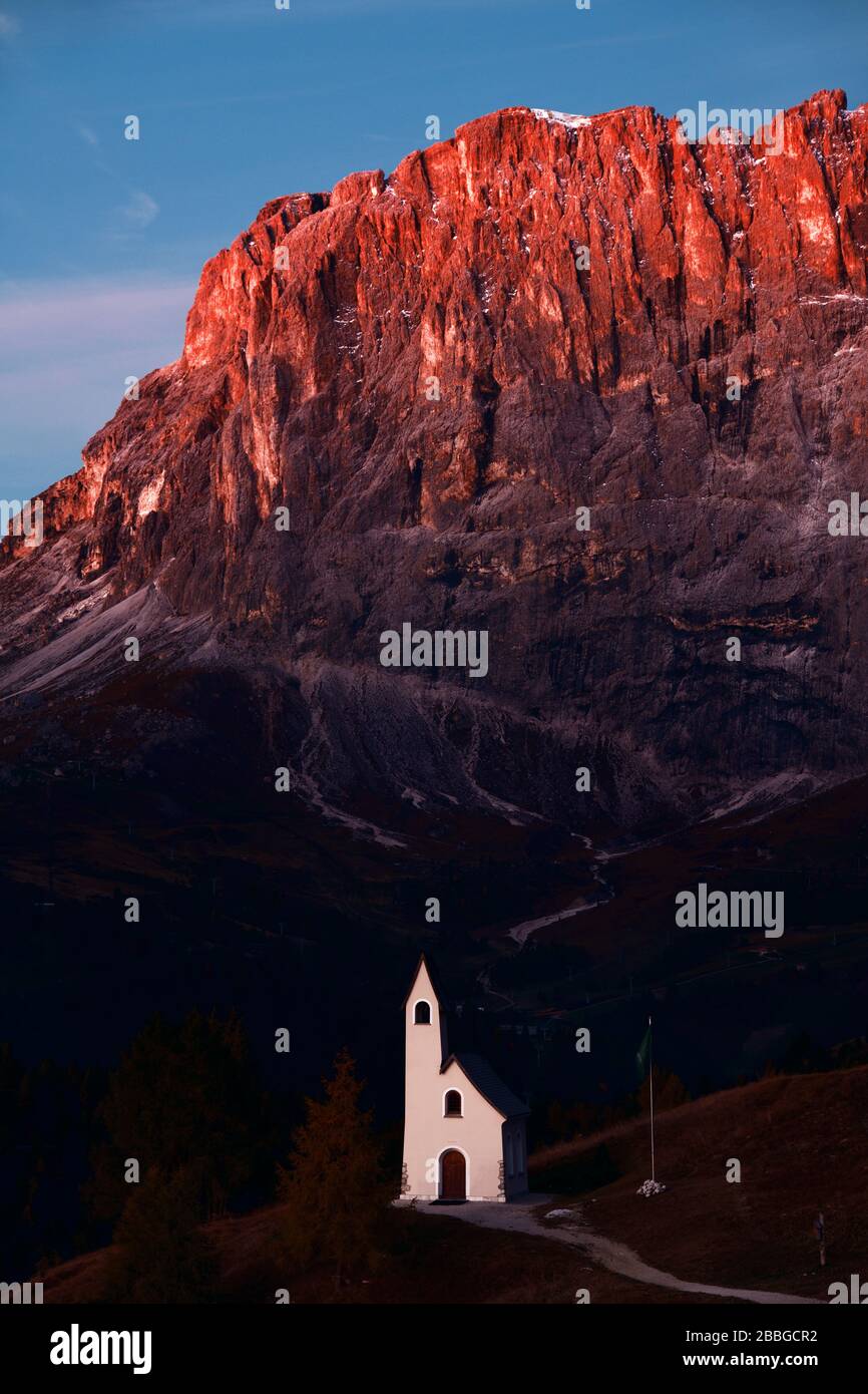 Chiesa delle Dolomiti in terra naturale nel Nord Italia Foto Stock