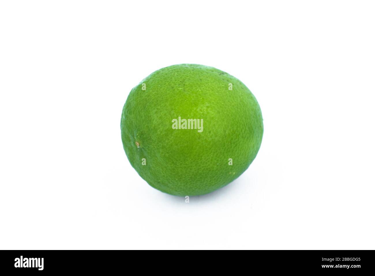 Un limone fresco verde di medie dimensioni isolato al centro di uno sfondo bianco vuoto Foto Stock