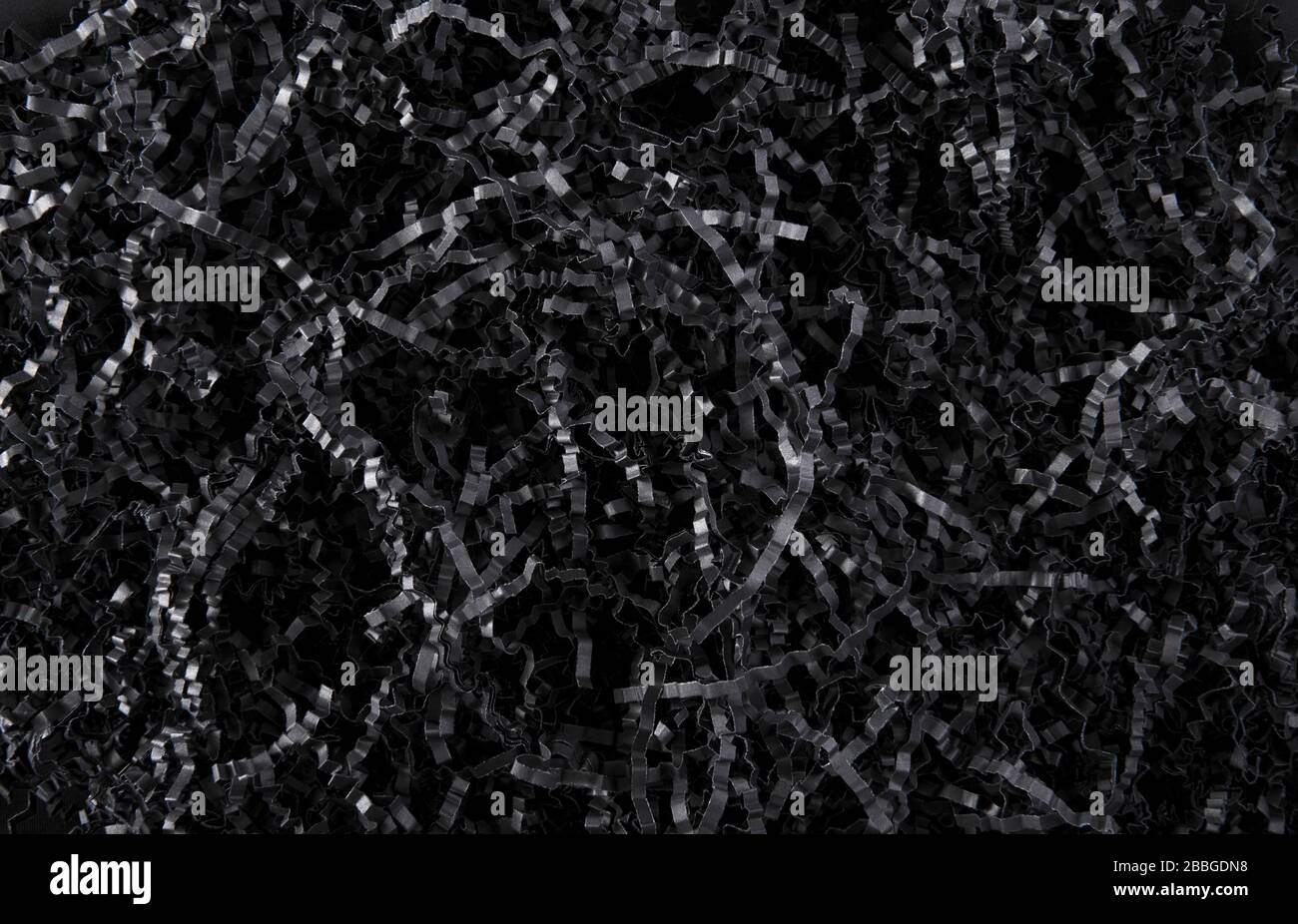 Carta grattugiata di colore nero - sfondo riempitivo scatola regalo. Foto Stock