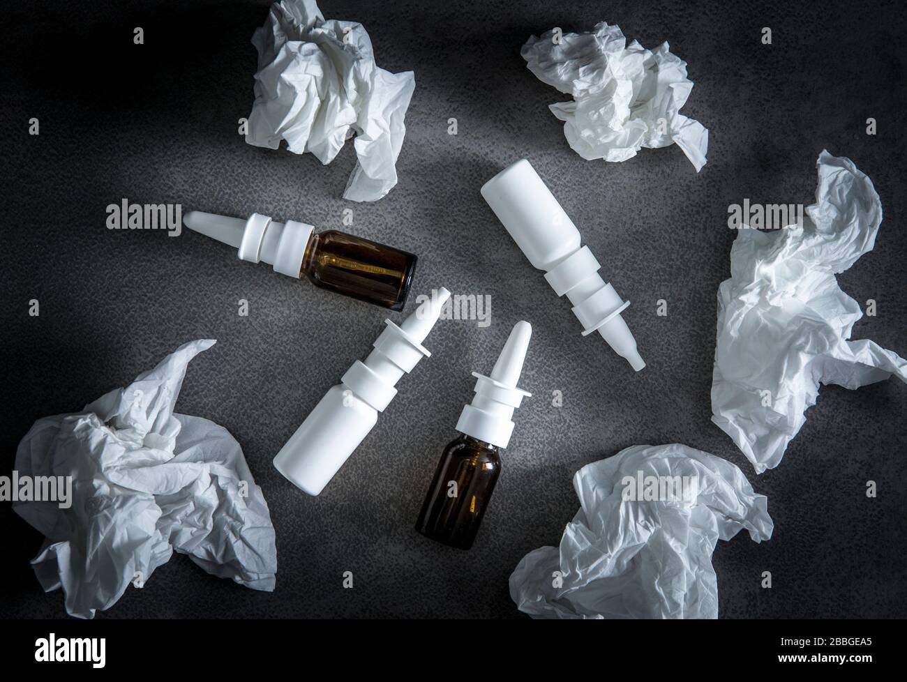 Concetto di dipinenza spray nasale. Quando si utilizzano i DNSs per troppo tempo, causa piuttosto che impedisce la congestione, rinite medicamentosa. Molto vuoto usato nasa Foto Stock