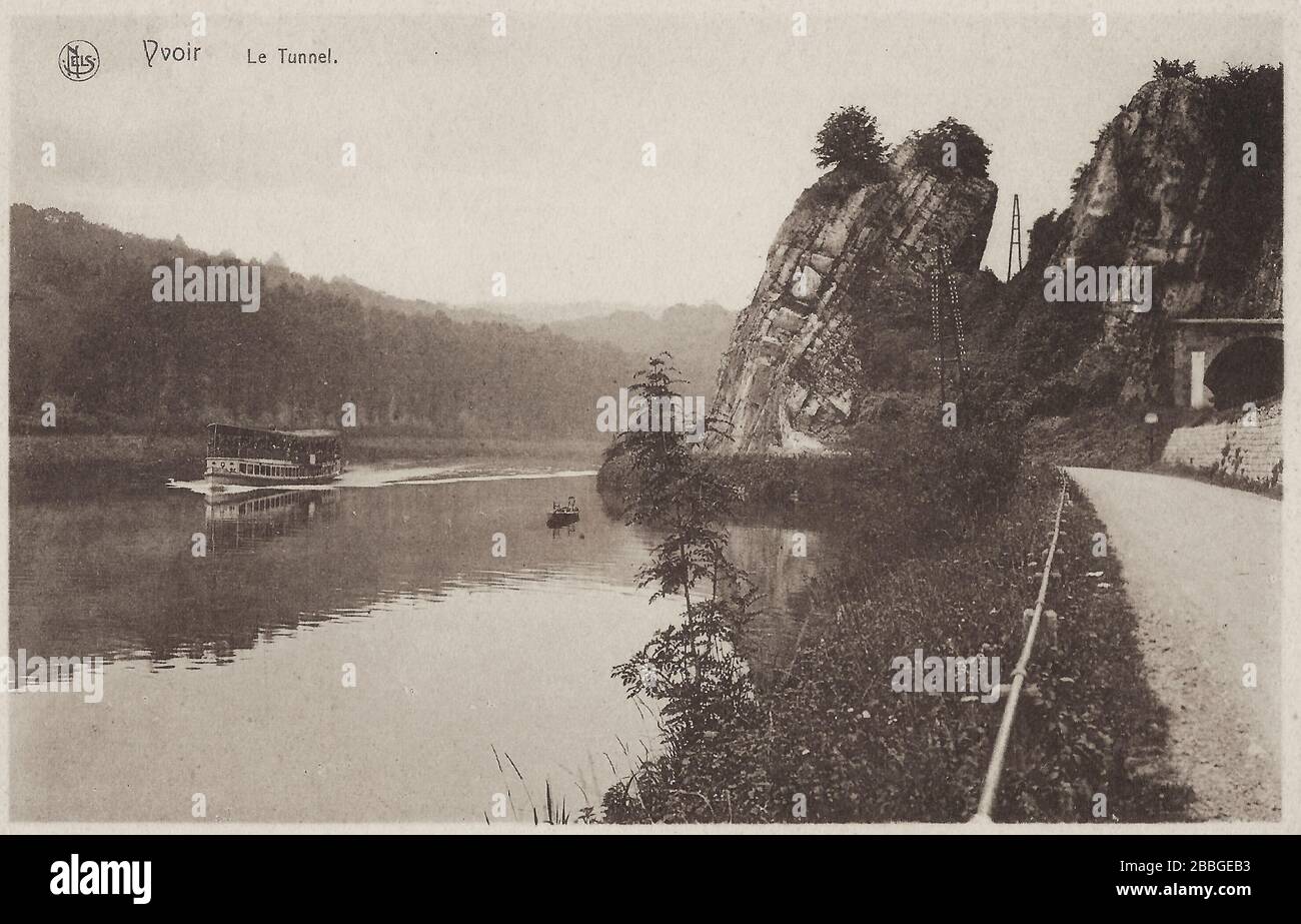 Cartolina da circa 1920-1930 mostrando una barca turistica sul fiume Mosa, Rochers de Fidevoye e il tunnel ferroviario a Dorinne, colline de Tricointe Foto Stock