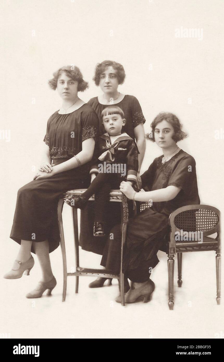 Una fotografia di 1920'ies studio che mostra una famiglia di sorelle adolescenti con il loro piccolo fratello, Anversa, Belgio Foto Stock