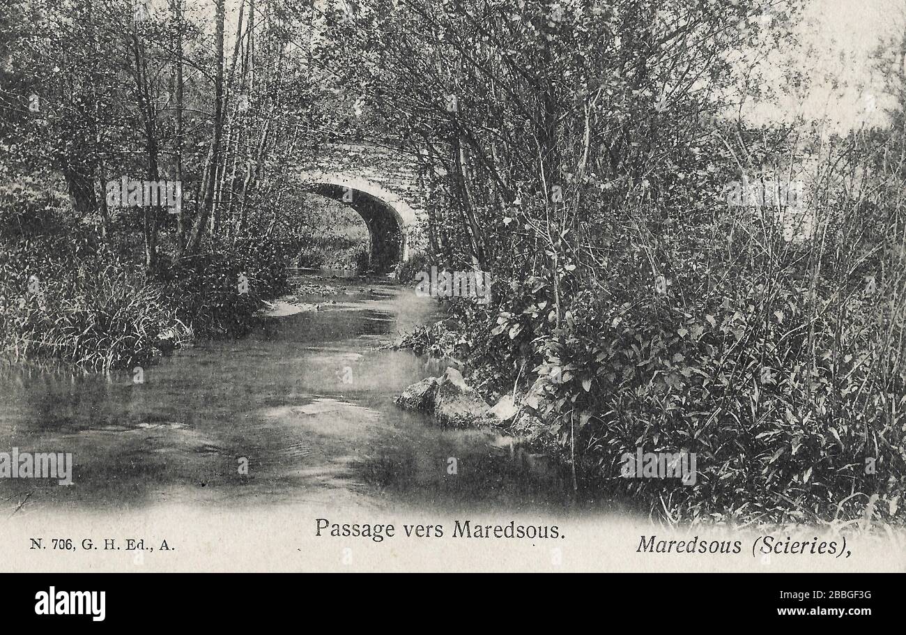 Cartolina da circa 1900-1920 mostrando un piccolo ponte pedonale su un ruscello vicino all'abbazia di Maredsous. L'Abbazia di Maredsous è un monastero benedettino di Denée Foto Stock