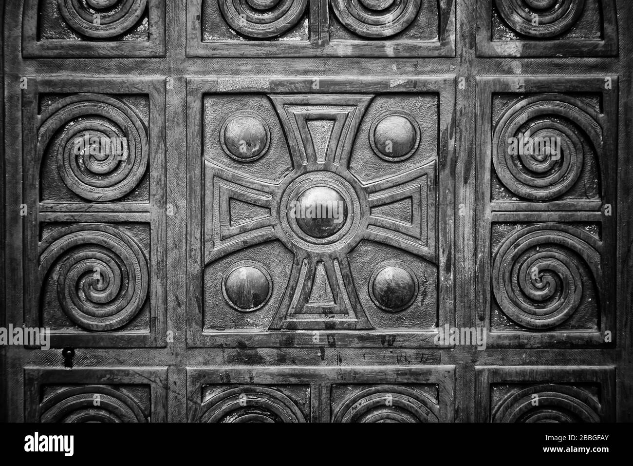 Porta in legno intagliato con croce religiosa, edilizia e architettura Foto Stock