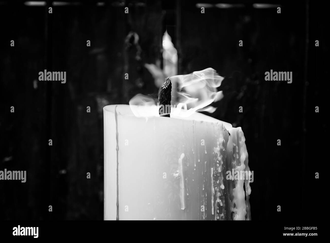 Le candele accese nella cappella di Lourdes, i simboli religiosi e il terrorismo Foto Stock