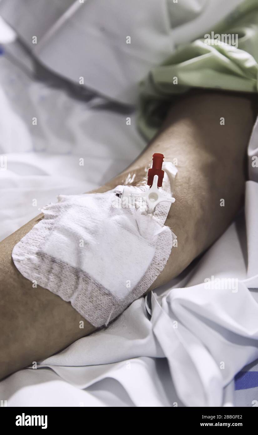 Via endovenosa nel braccio di un paziente ospedaliero, salute e medicina Foto Stock