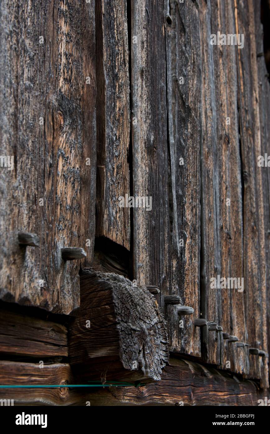 Dettagli dello storico fienile in legno nella tradizionale casa colonica austriaca Foto Stock