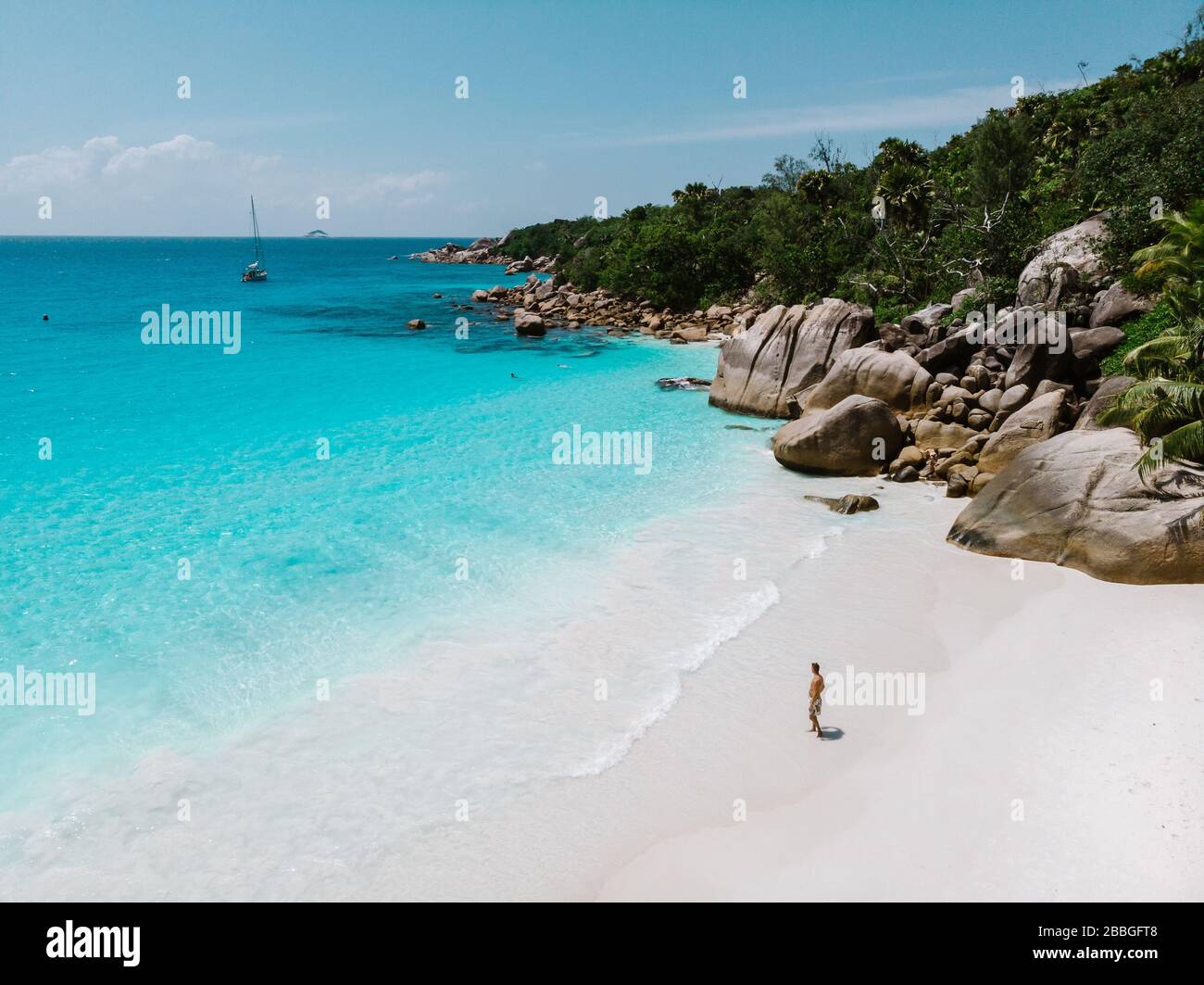 Veduta aerea dei droni sulla spiaggia dell'isola tropicale Praslin Seychelles Foto Stock