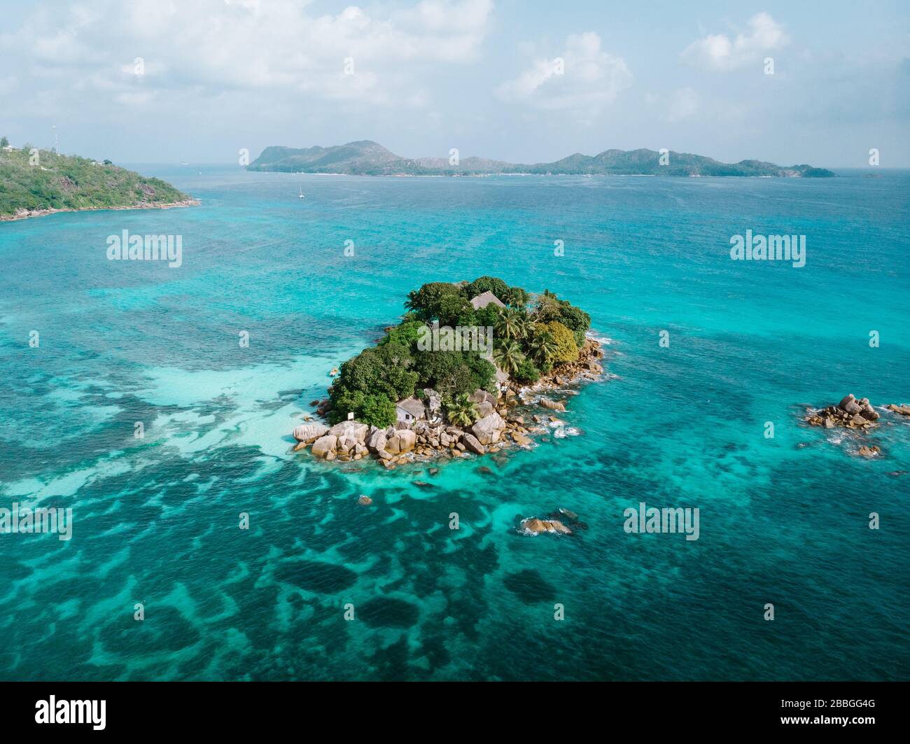 Veduta aerea dei droni sulla spiaggia dell'isola tropicale Praslin Seychelles Foto Stock