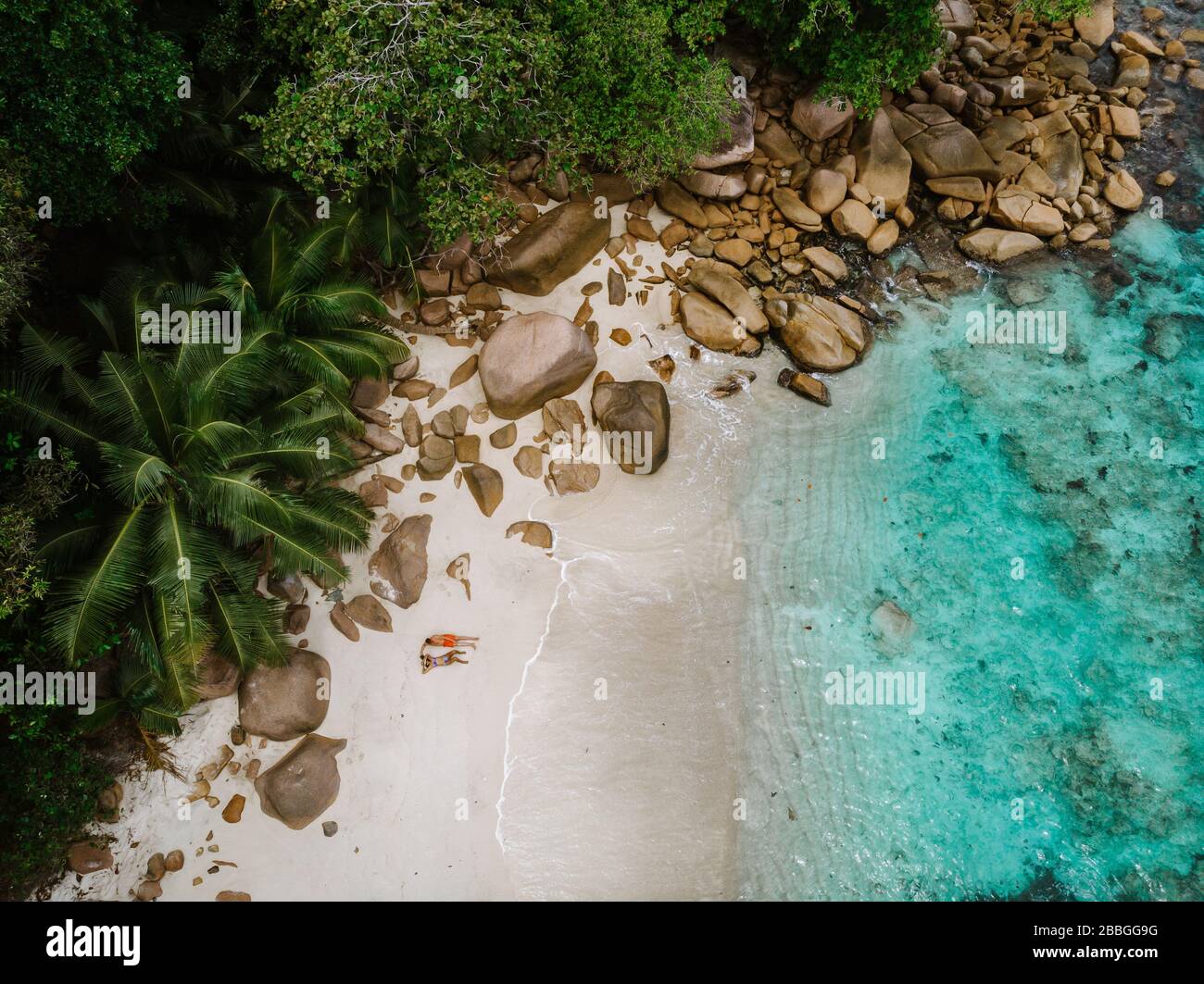 Veduta aerea dei droni sulla spiaggia dell'isola tropicale Praslin Seychelles Foto Stock