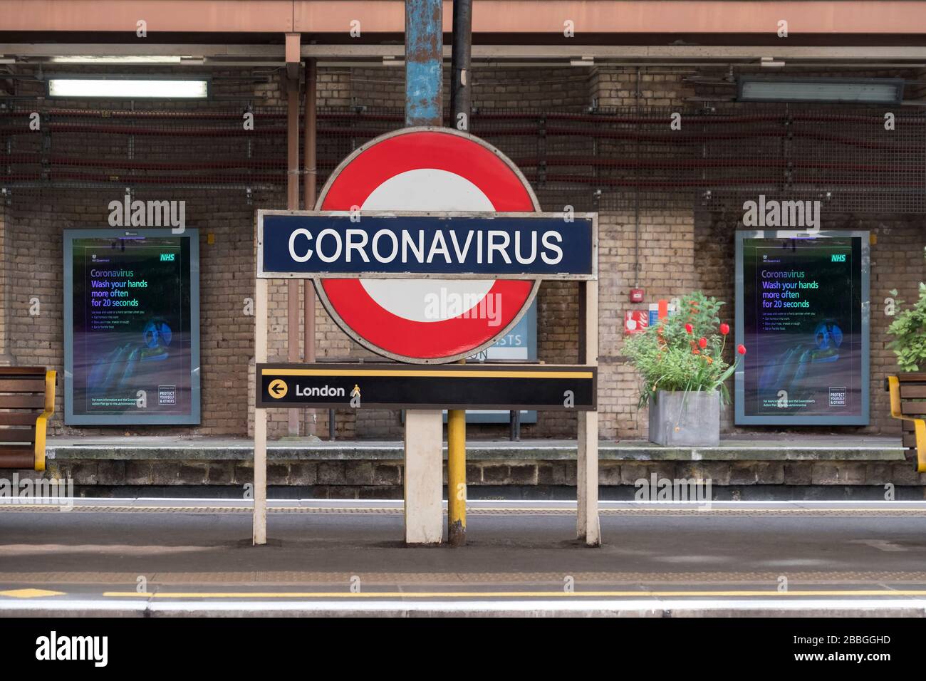 Coronavirus Covid-19 focolaio Illustrazione, London Underground System, Londra, Inghilterra, Regno Unito Foto Stock