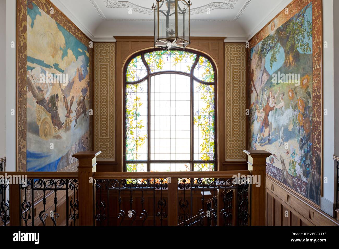 Affreschi di Josef Anton Engelhart ed Eduard Komlóssy che mostrano scene di Ferdinand Raimunds 'der Alpenkönig und der Menschenfeind' nella sala d'ingresso Foto Stock