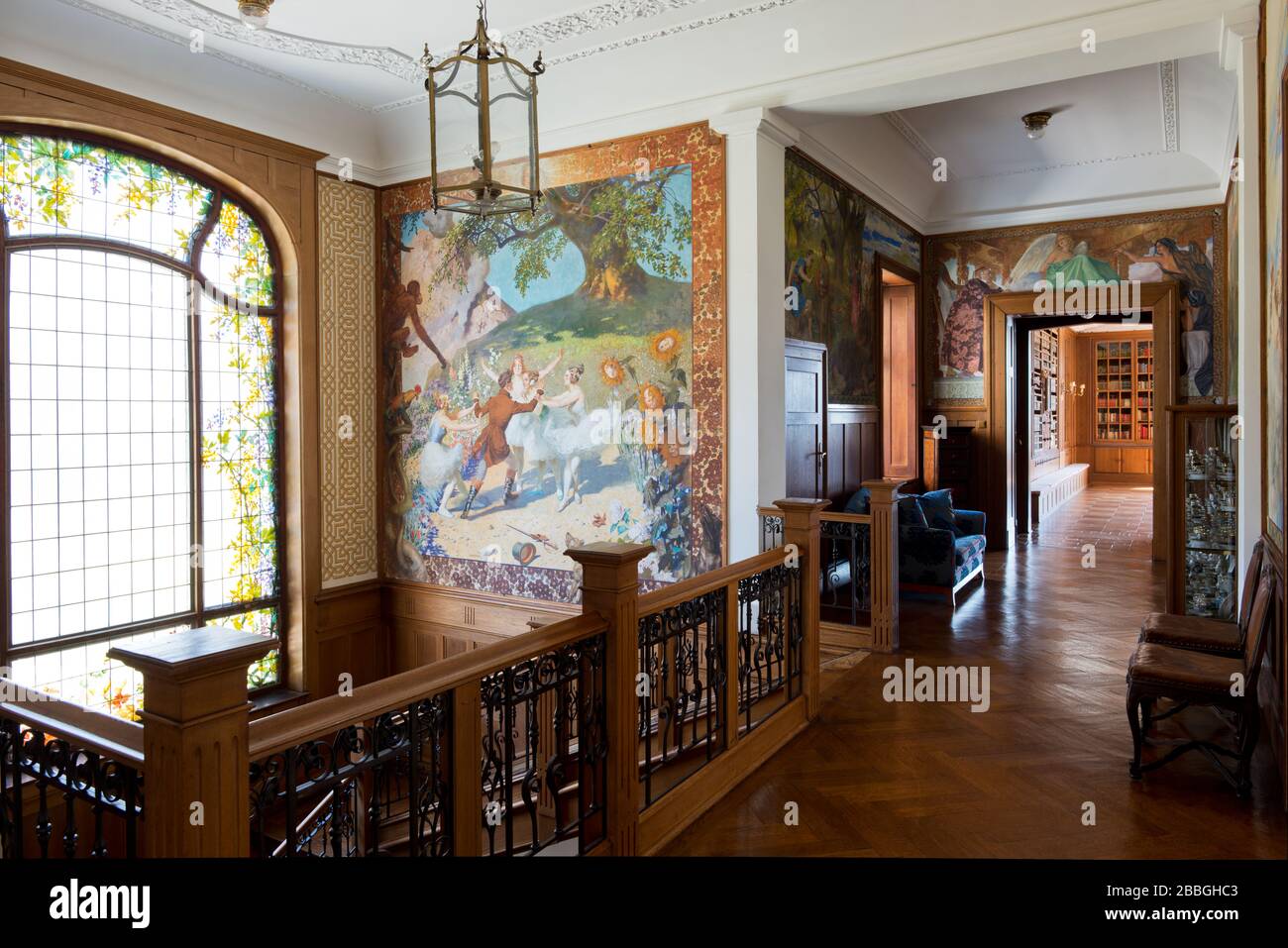 Affreschi di Josef Anton Engelhart ed Eduard Komlóssy che mostrano scene di Ferdinand Raimunds 'der Alpenkönig und der Menschenfeind' nella sala d'ingresso Foto Stock