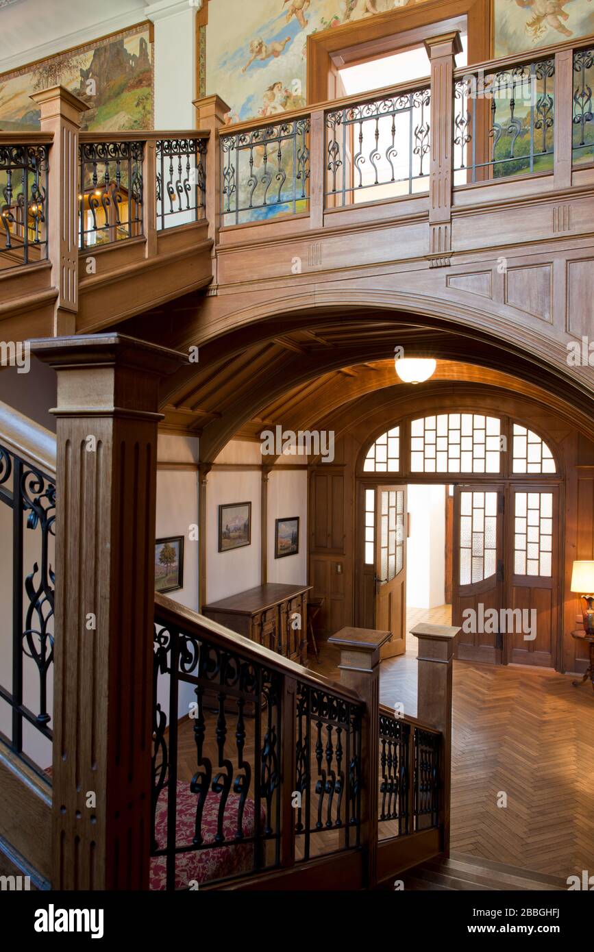 Affreschi di Josef Anton Engelhart ed Eduard Komlóssy che mostrano scene di Ferdinand Raimunds 'der Alpenkönig und der Menschenfeind' nella sala d'ingresso Foto Stock
