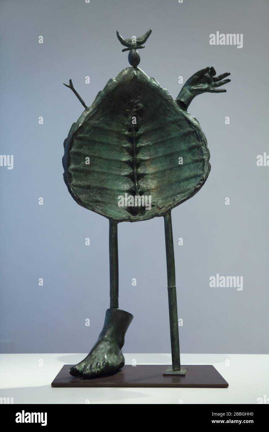 Scultura dell'artista modernista spagnolo Joan Miró intitolata 'Donna e uccello' (1969) in mostra nella Miró Joan Miró (Fondazione Joan Fundació) di Barcellona, Catalogna, Spagna. Foto Stock