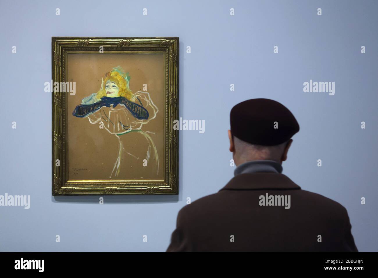 Visitatore di fronte al dipinto 'Yvette Guilbert canta Linger Longer Loo' dell'artista post-impressionista francese Henri de Toulouse-Lautrec (1894) esposto alla sua mostra retrospettiva nel Grand Palais di Parigi, Francia. La prima mostra retrospettiva francese dell'artista negli ultimi 28 anni si svolge fino al 27 gennaio 2020. Foto Stock