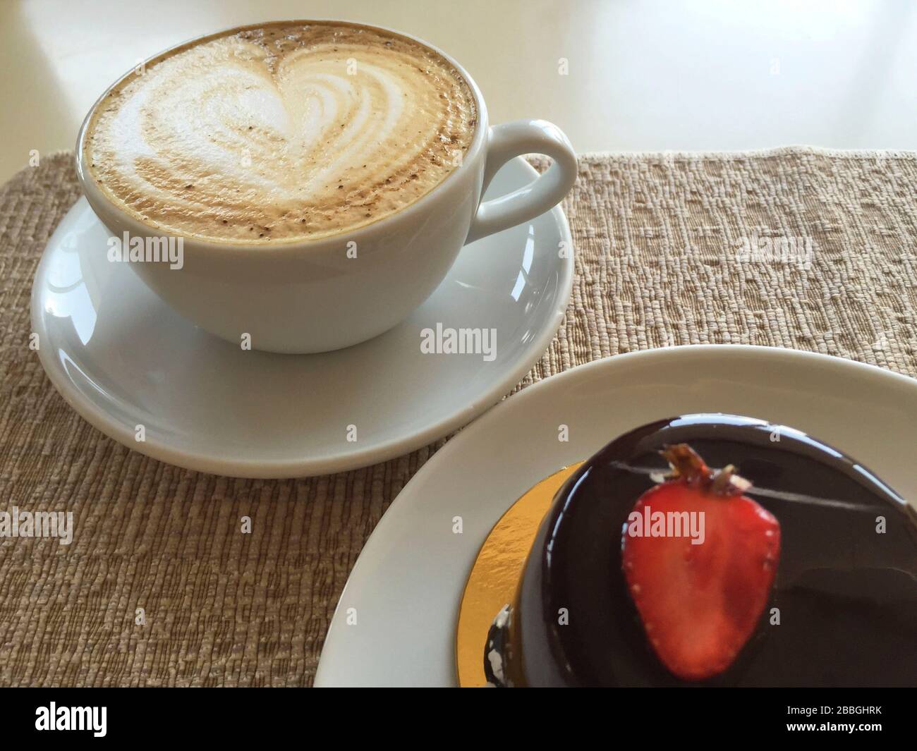 una tazza di caffè e torta di cioccolato a tavola Foto Stock