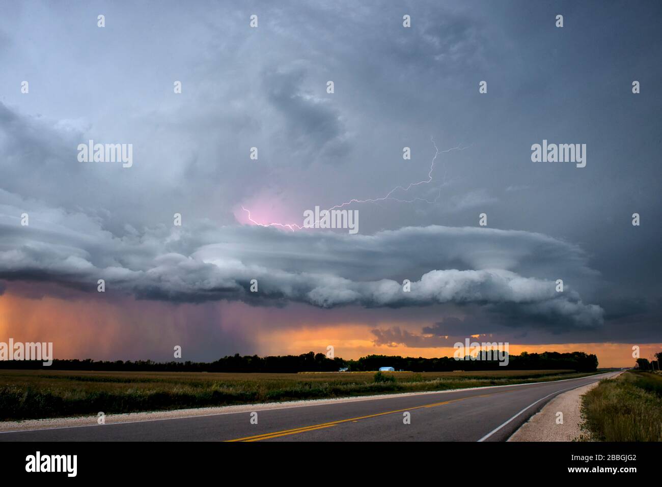 Fulmine colpisce con le nuvole lenticolari sopra l'autostrada nel sud rurale Manitoba Canada Foto Stock