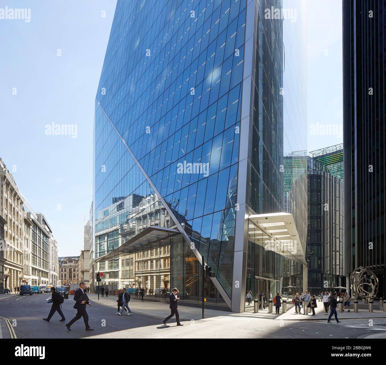 Riflesso dei dintorni nella facciata in vetro. 52 Lime Street - The Scalpel, Londra, Regno Unito. Architetto: Kohn Pedersen Fox Associates (KPF), 2018. Foto Stock