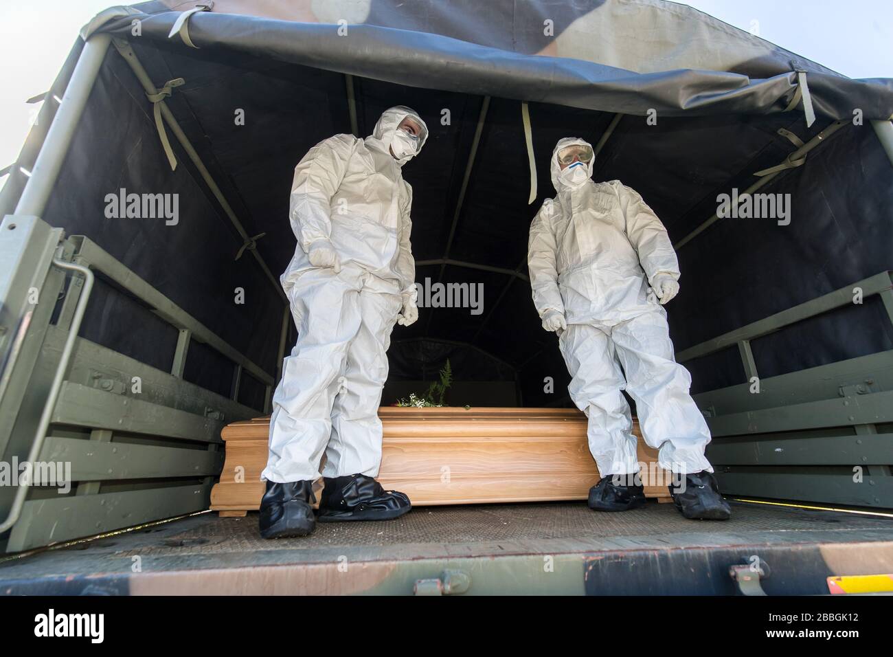 Ferrara, Italia. 31st Mar, 2020. I camion dell'esercito italiano trasportano i corpi di persone morte a Bergamo (Italia) a causa dell'infezione da coronavirus al tempio della cremazione a Ferrara (Italia). Credito: Filippo Rubin/Alamy Live News Foto Stock