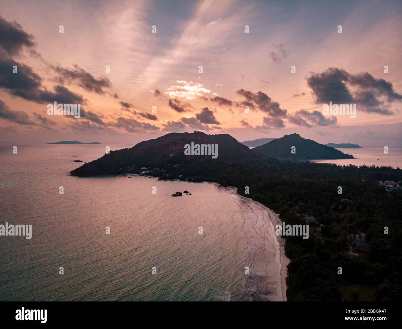 Seychelles Tropical Island Praslin con spiaggia bianca e palme tropicali, vista aerea Drone sulle Seychelles Foto Stock