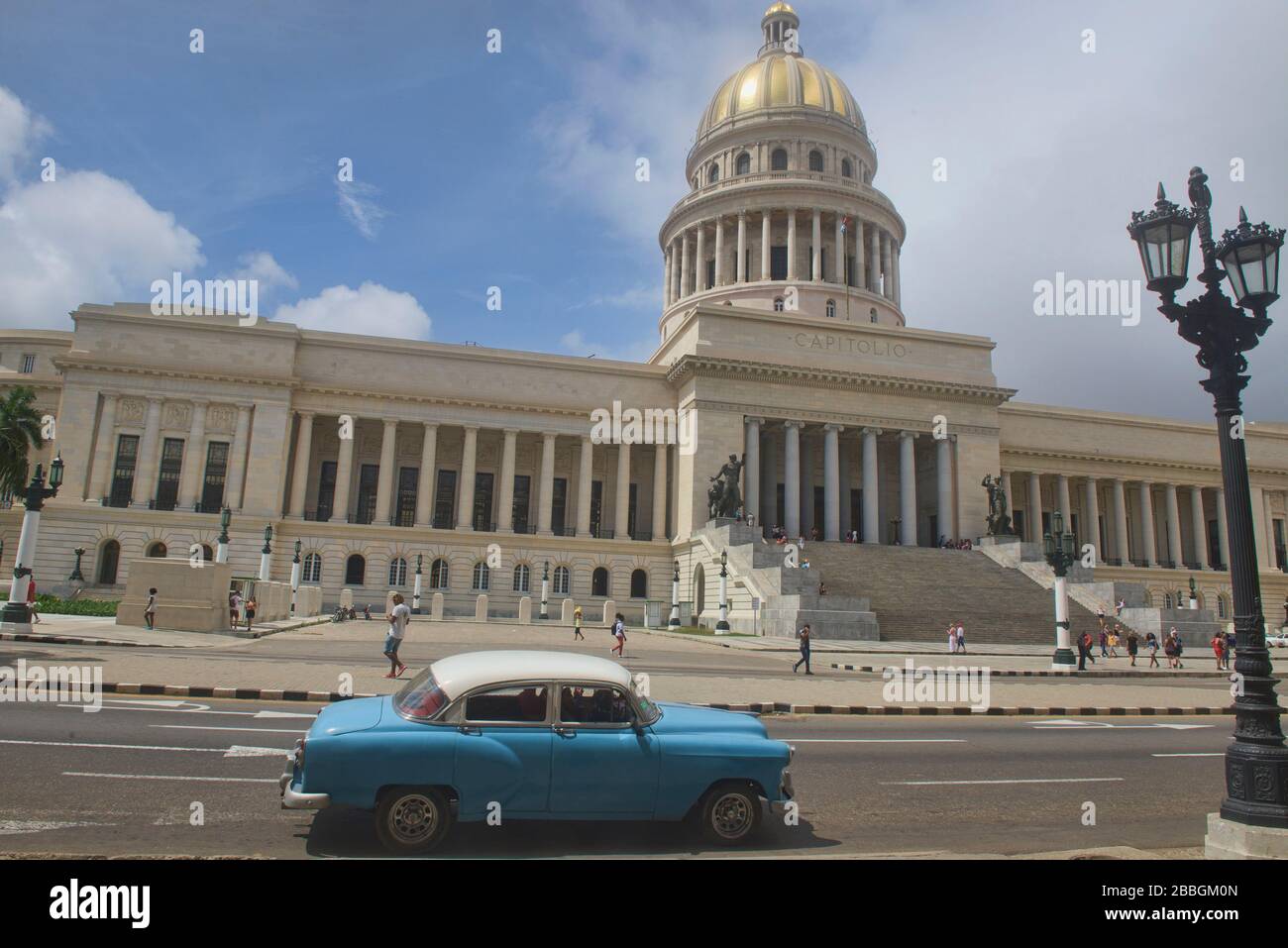 Auto classiche passa davanti al palazzo Capitolio, l'Avana, Cuba Foto Stock