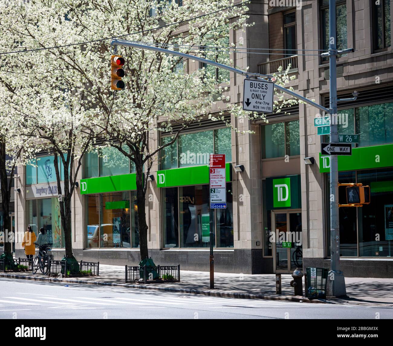 Marciapiede a Chelsea con poche persone e una filiale chiusa di TD Bank a New York venerdì 27 marzo 2020. (© Richard B. Levine) Foto Stock