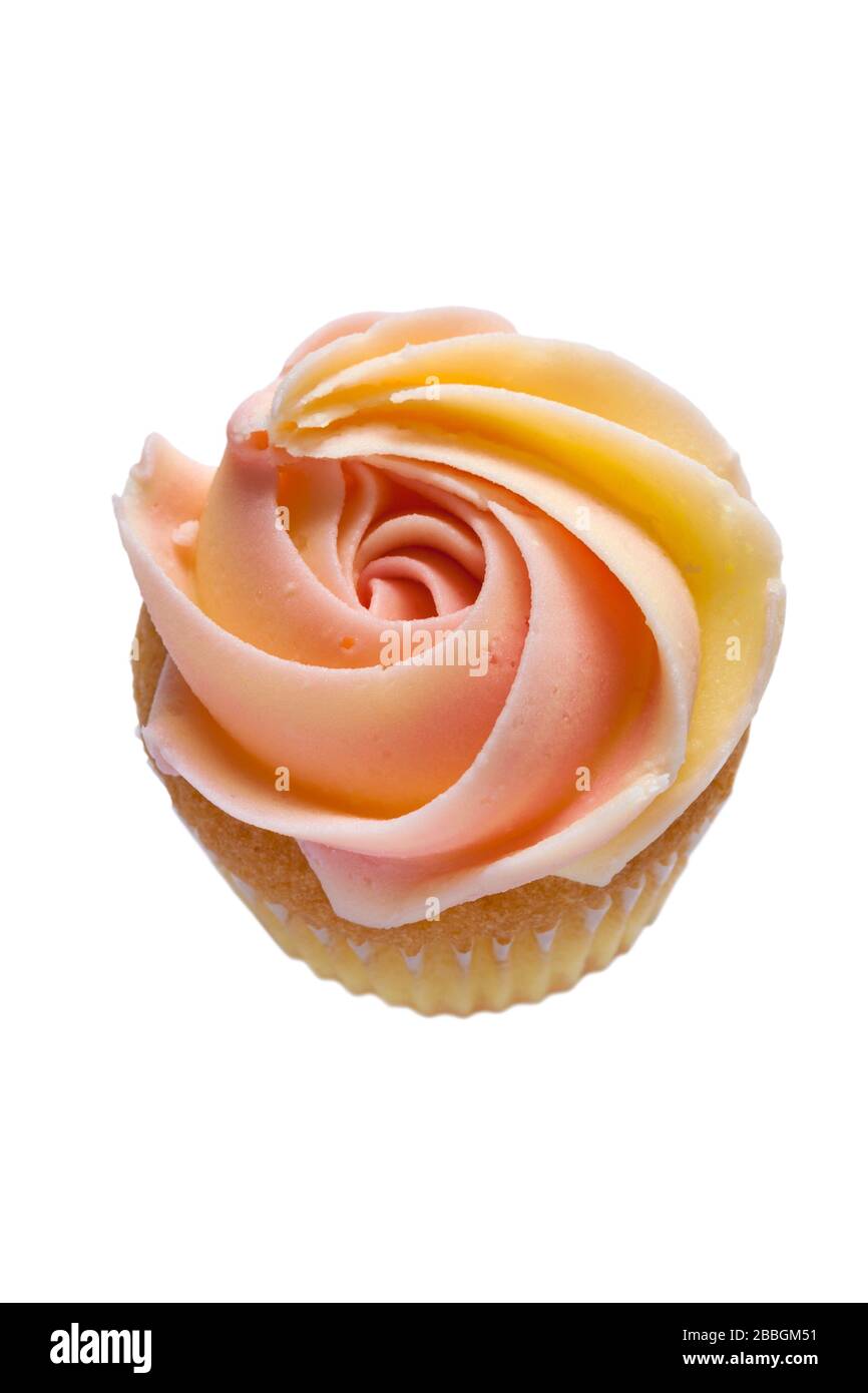 Singolo M&S mini cupcake rosa isolato su sfondo bianco - mini pan di Spagna con una crema di vaniglia rosa e bianco Foto Stock