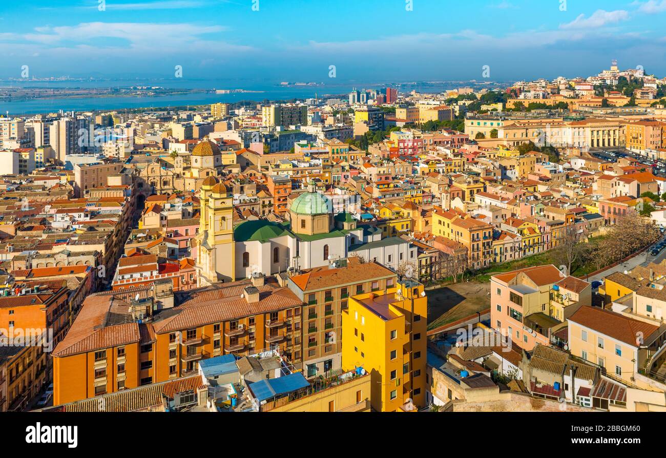 Paesaggio urbano del centro storico di Cagliari, la città più grande dell'isola Sardegna, vista aerea, ampio angolo di panorama Foto Stock