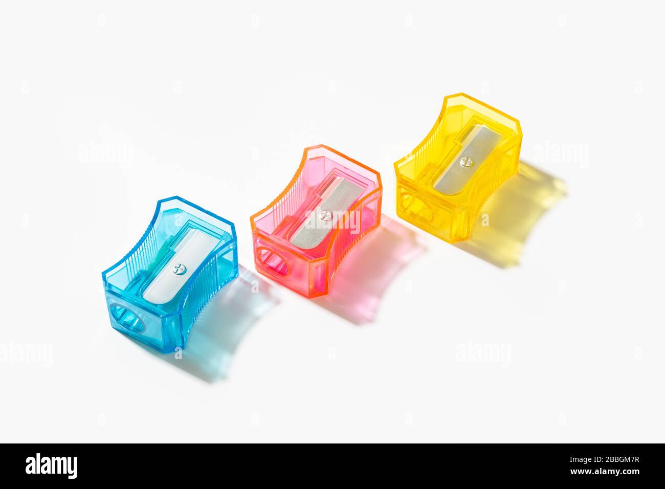 Tre Sharpener isolati su sfondo bianco. Copiare lo spazio per il testo. Torna al concetto di scuola Foto Stock