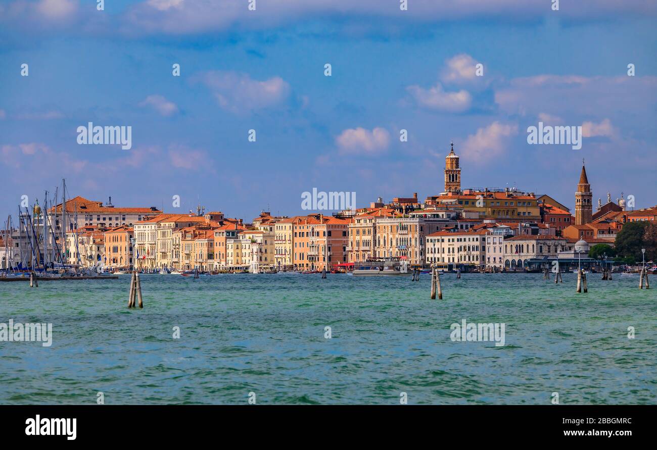 Venezia, Italia - 15 settembre 2017: Facciate di edifici antichi tipici in stile gotico veneziano lungo le Grand Cana viste dalla laguna veneta Foto Stock