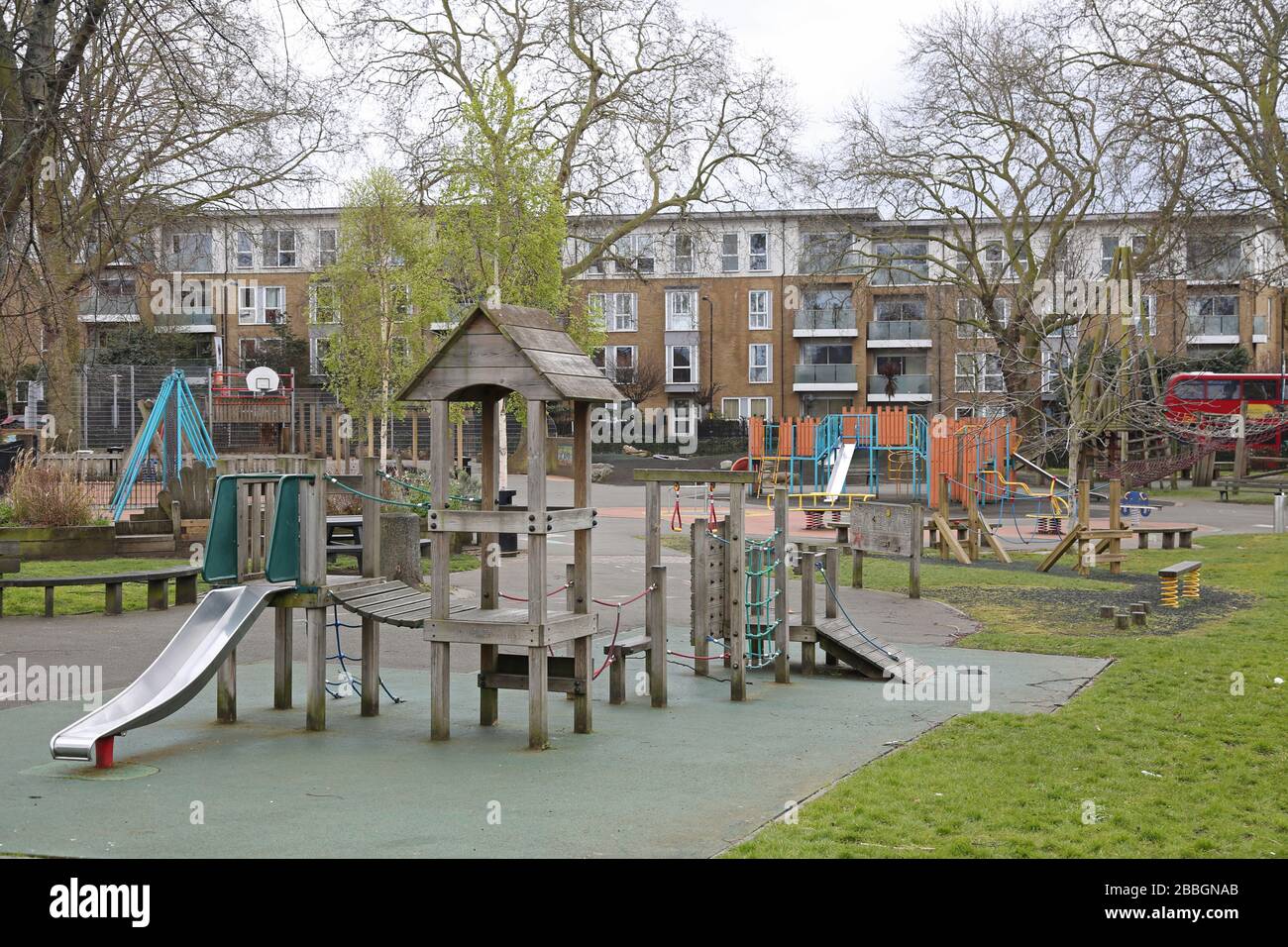Un parco giochi per bambini deserti nel sud di Londra, nel Regno Unito, durante lo scoppio del virus Corona del 2020 Foto Stock