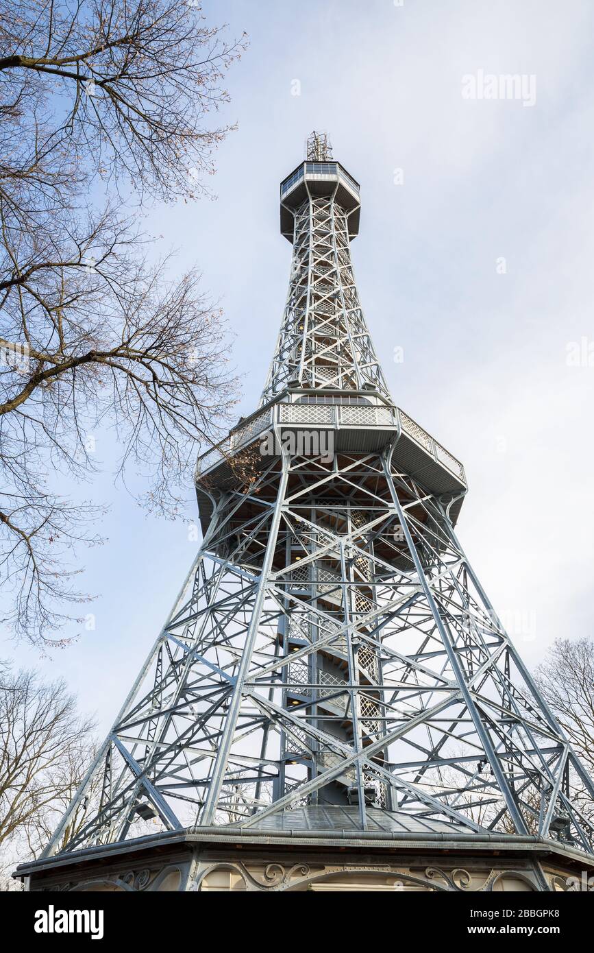 La Torre di vedetta sulla collina di Petrin a Praga assomiglia alla Torre Eiffel Foto Stock