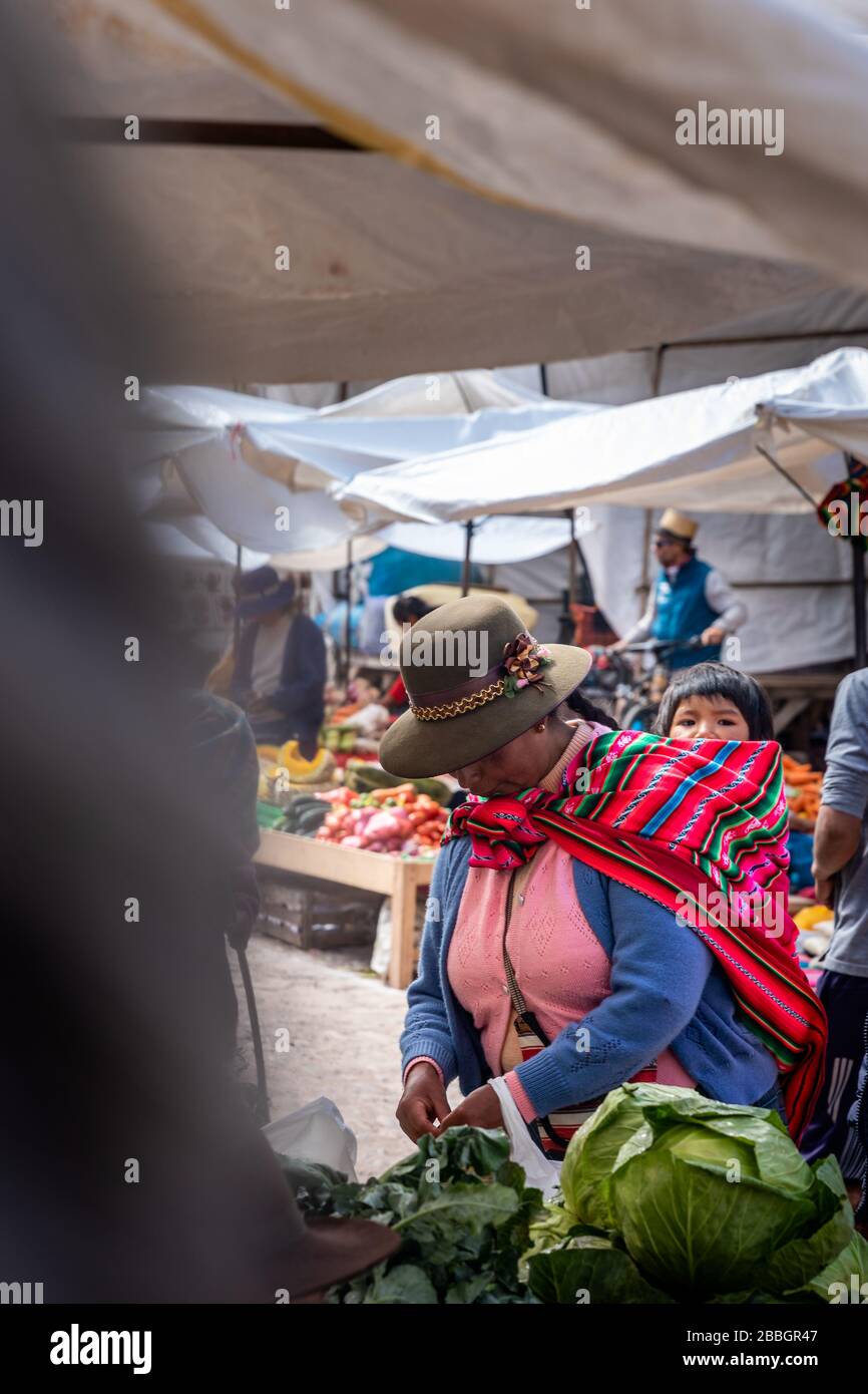 Pisac, Perù - 02.23.2020: Donna peruviana che acquista generi alimentari sul mercato locale Foto Stock
