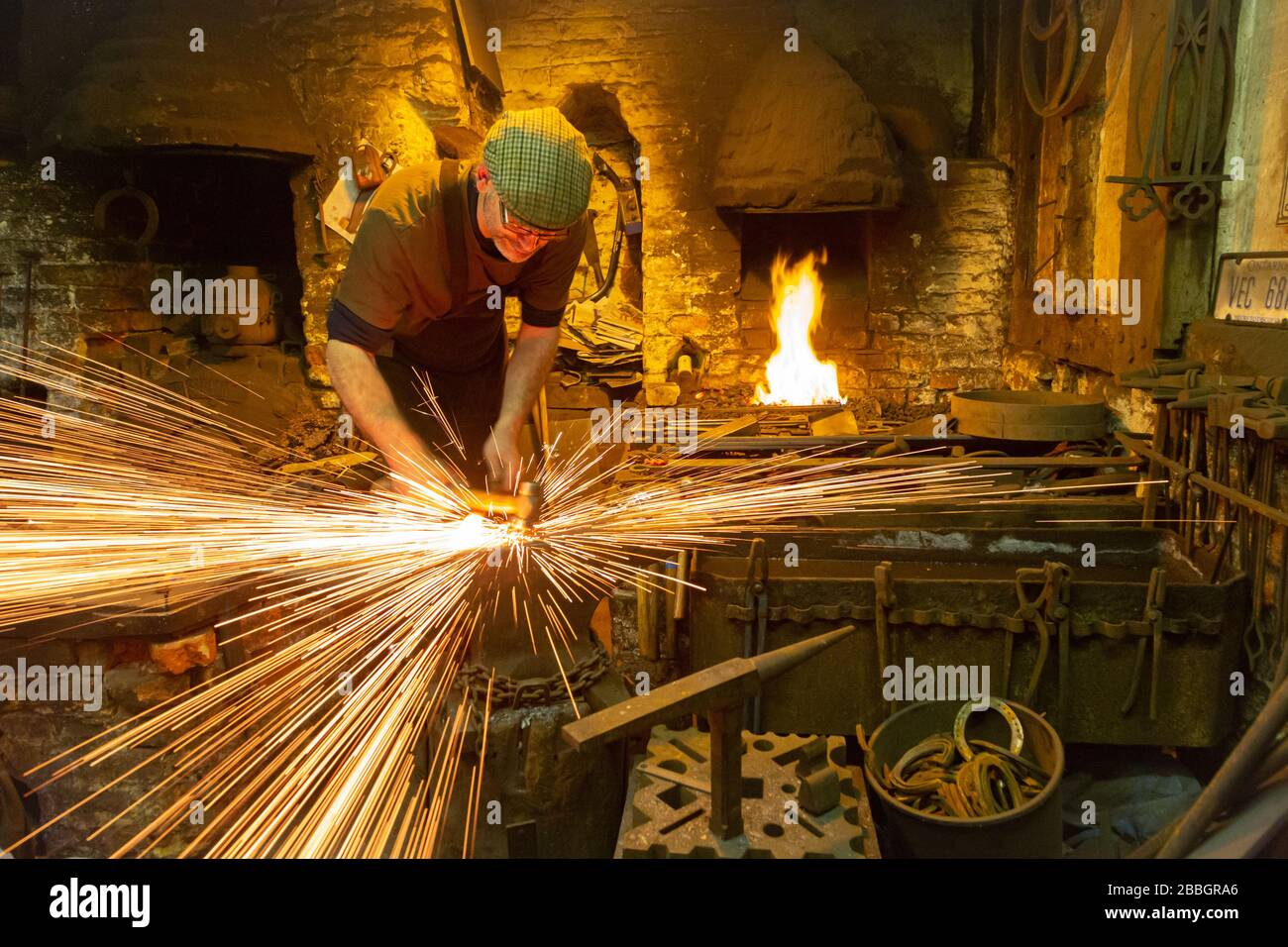 Fabbro che lavora nella Forge presso il Museo della Forge di Hadham, Foto Stock