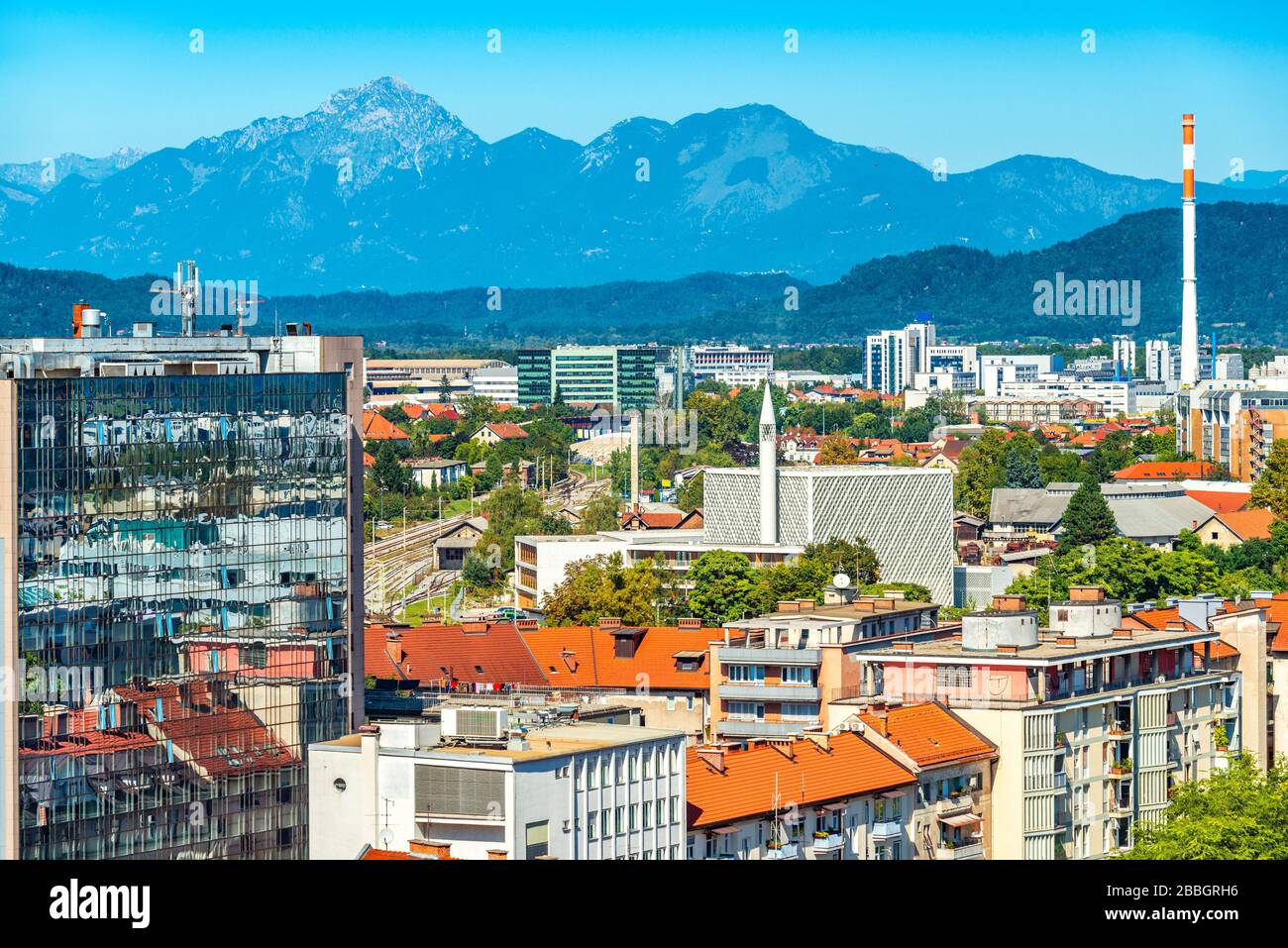 Panorama aereo di Lubiana con edifici moderni e le Alpi sullo sfondo, Slovenia Foto Stock