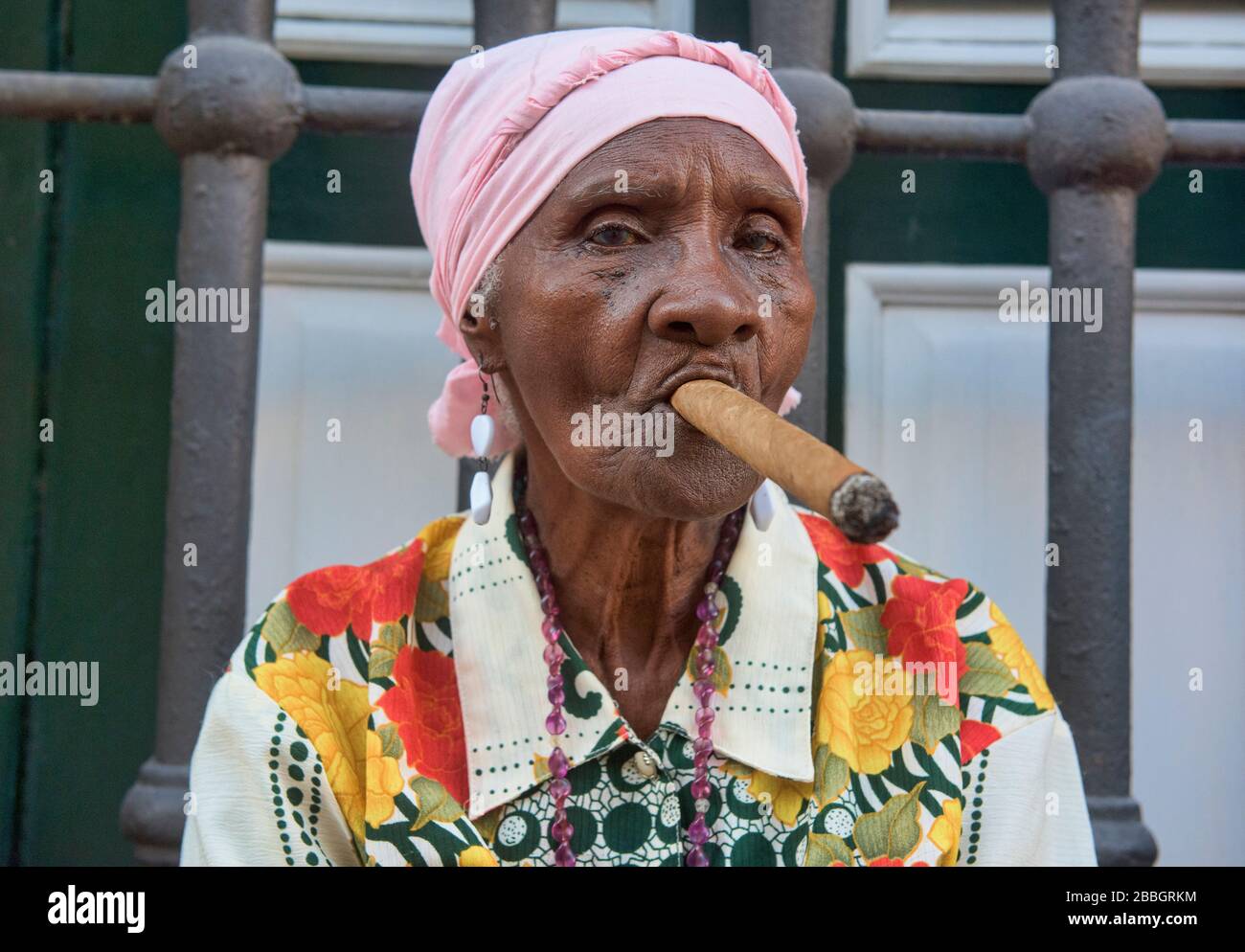 Donna di fumare un sigaro, Havana, Cuba Foto Stock