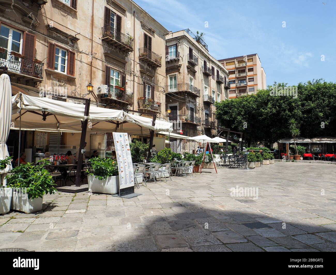 Palermo, Sicilia, Italia, Giugno 2019 un plaza con un ristorante dove sedersi e bere un espresso Foto Stock