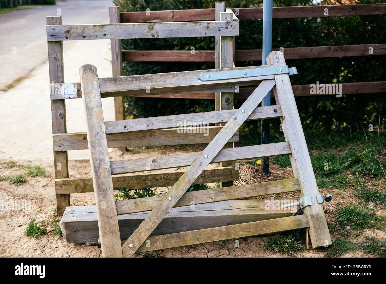 Un cancello in un campo in Bugbrooke, Northamptonshire che è stato rimosso Foto Stock