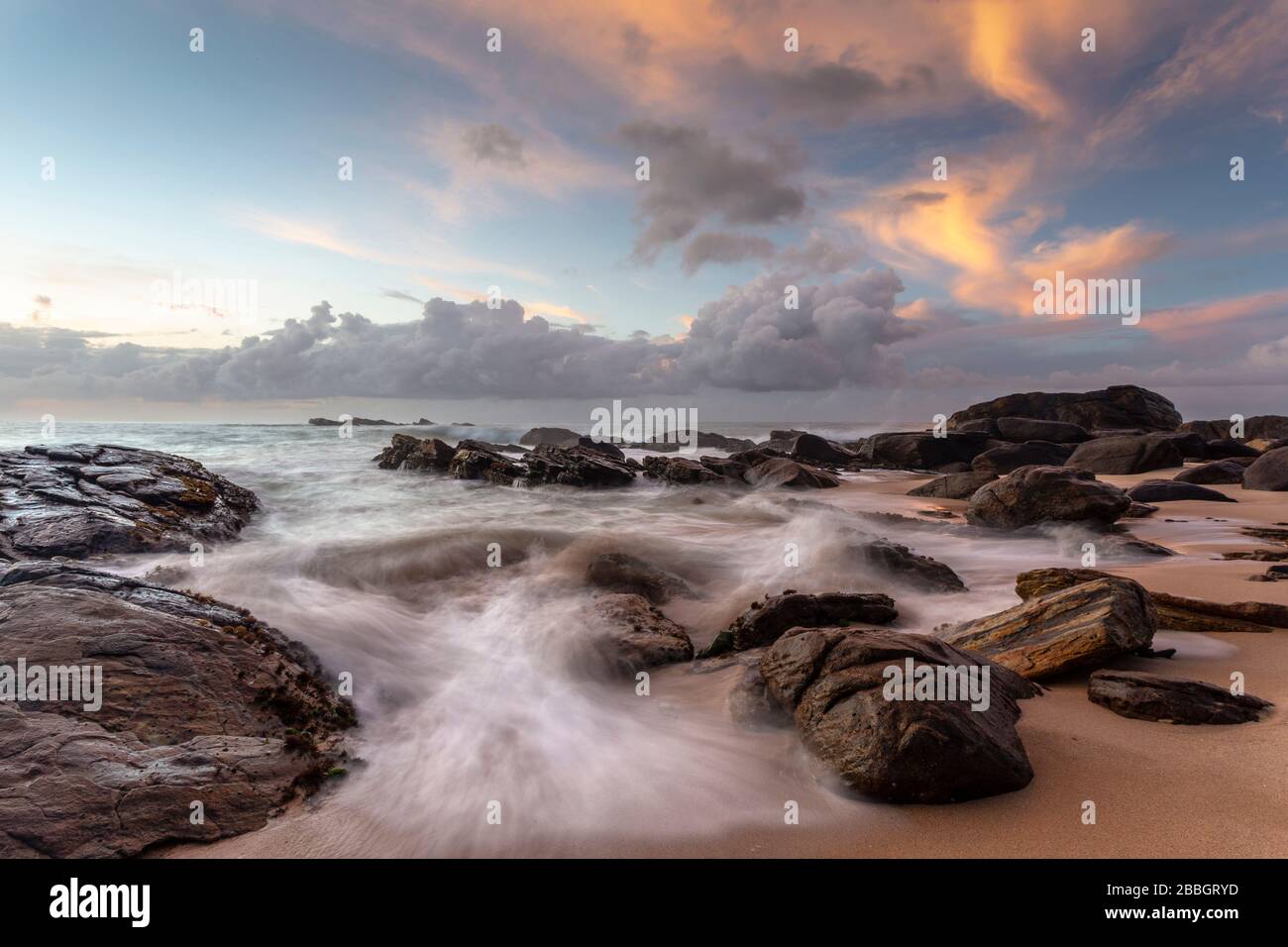 Alba sulla spiaggia di Goyambokka sulla costa meridionale dello Sri Lanka Foto Stock