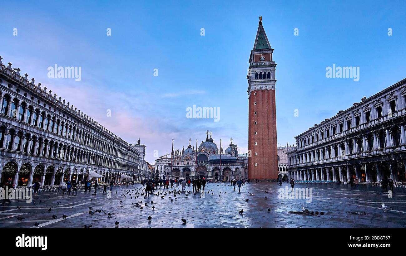 Piazza San Marco, spesso conosciuta in inglese come Piazza San Marco, è la principale piazza pubblica di Venezia. Venezia, la capitale del Veneto dell’Italia settentrionale Foto Stock